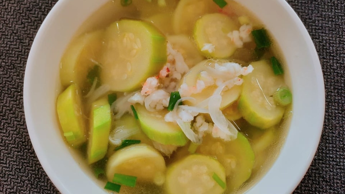 Canh bí ngòi nấu tôm