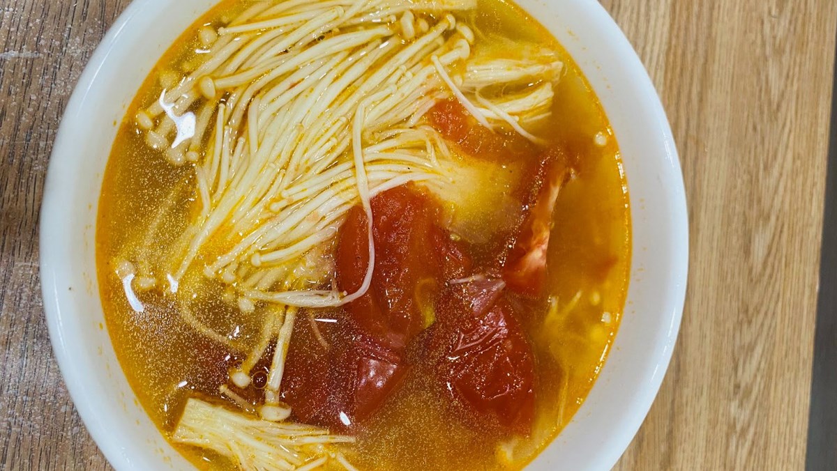Bí Quyết Nấu Canh Cà Chua Nấm Kim Châm Thơm Ngon Tại Nhà Bí Quyết Nấu Canh Cà Chua Nấm Kim Châm Thơm Ngon Tại Nhà