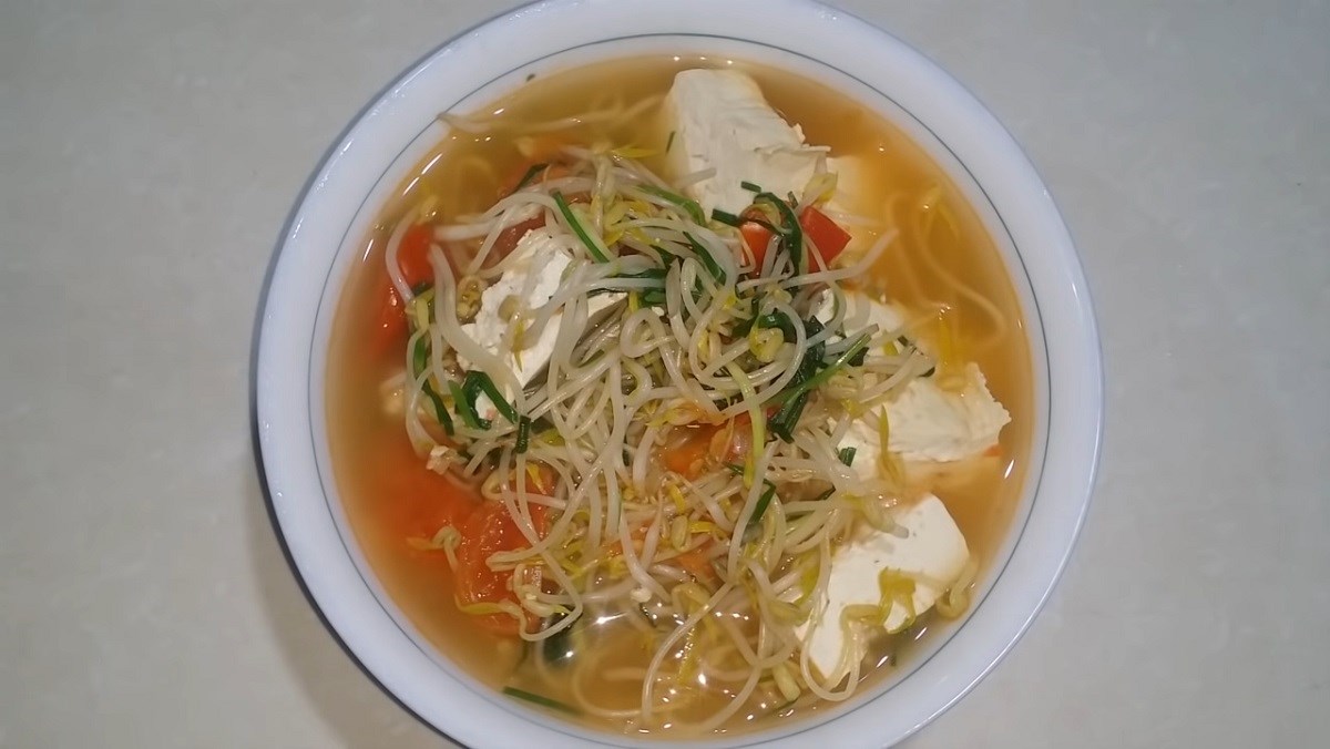 Canh giá đỗ nấu chua