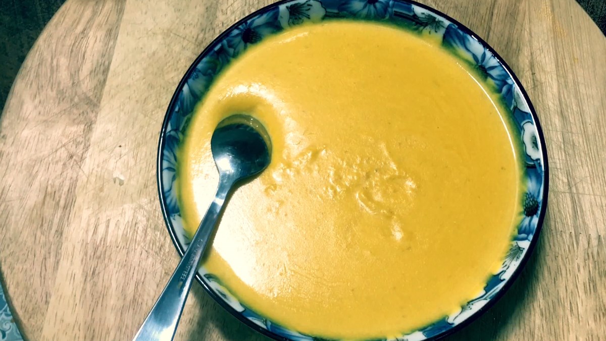 cach-nau-sup-bi-do-ca-hoi-la-mieng-hap-dan-de-lam-cho-bua-com-avt-1200x676-2 Súp bí đỏ cá hồi