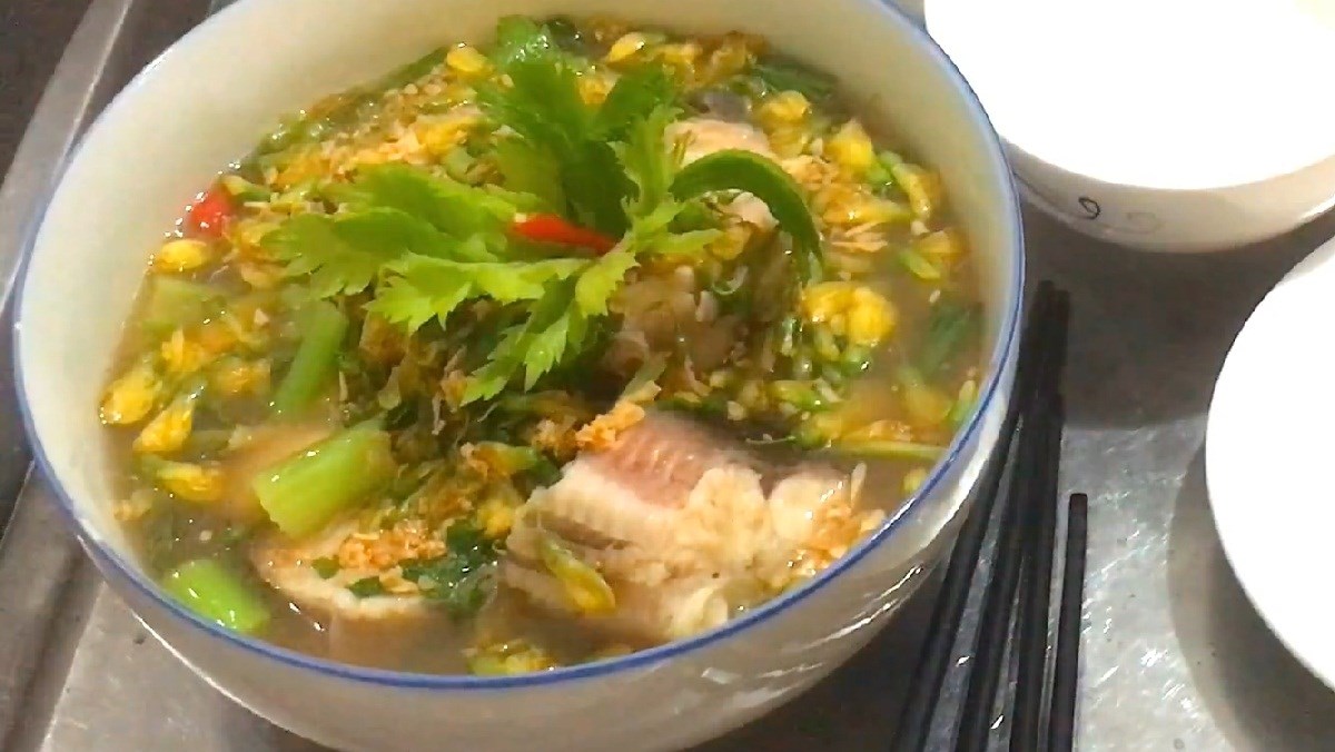 Canh chua cá lăng rau nhút và bông điên điển