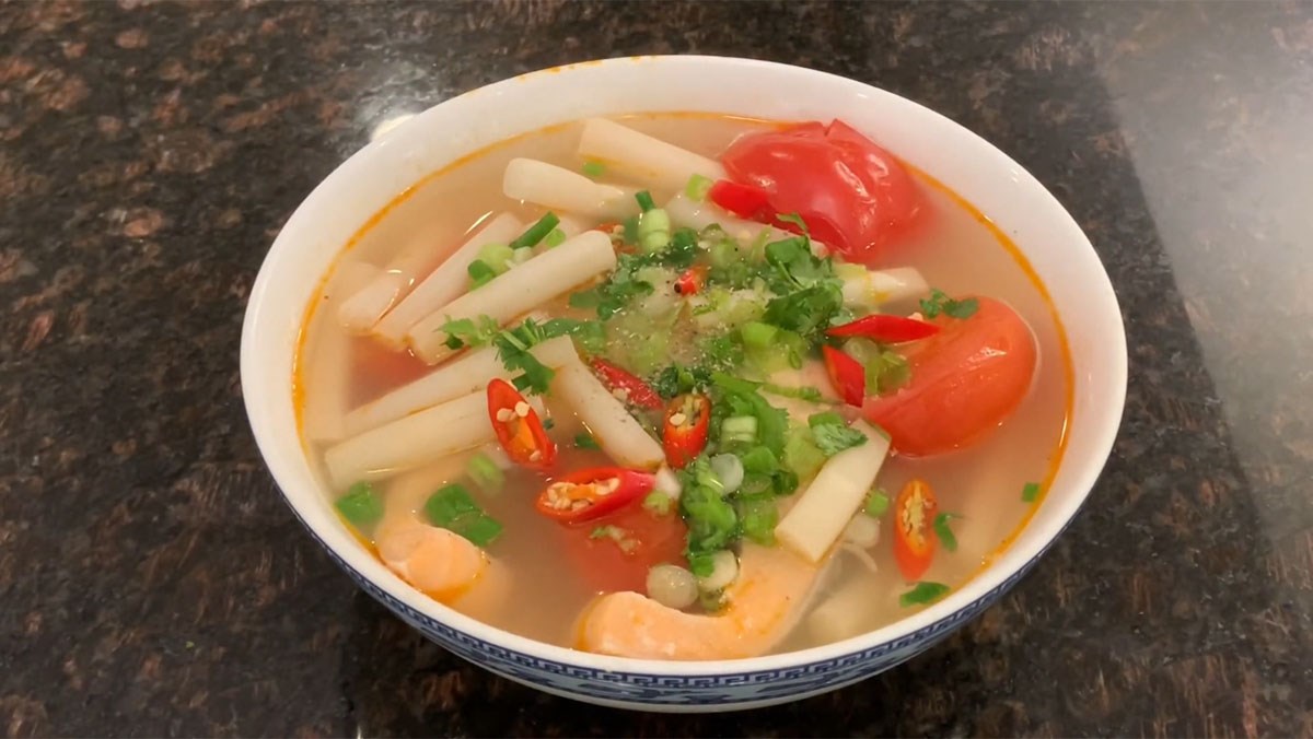 canhchuangosennaucahoi-1200x676-2 Canh chua ngó sen nấu cá hồi