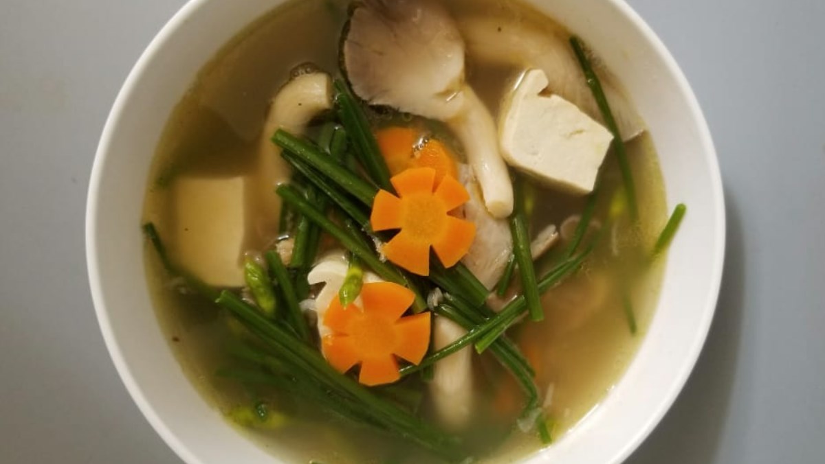 canh hẹ đậu hũ và nấm thơm