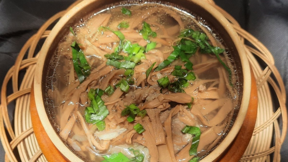 Canh măng khô nấu xương