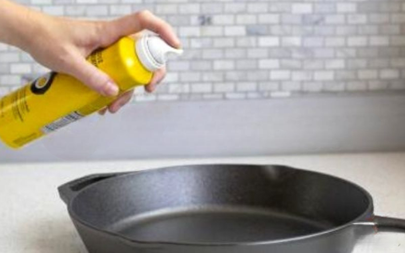 

Tôi dầu chảo gang trước khi sử dụng