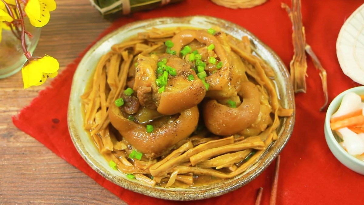 Chân giò hầm măng khô