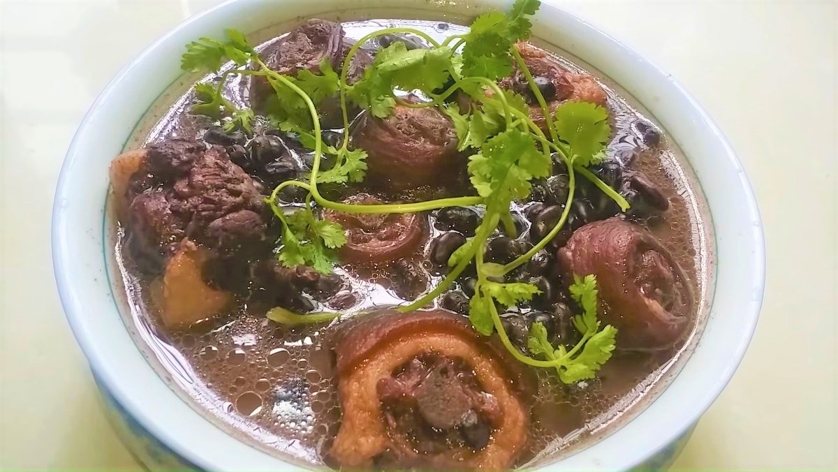 duoiheohamdauden-1200x676-1-1 Đuôi heo hầm đậu đen