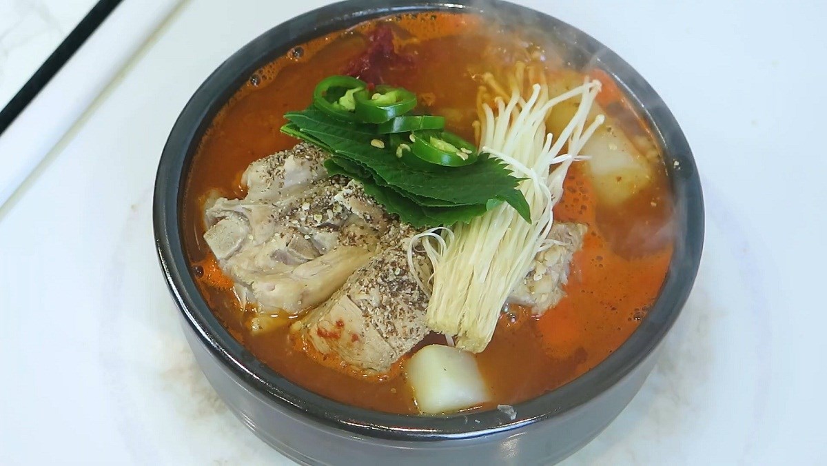 Cách nấu canh khoai tây xương hầm hàn quốc bổ dưỡng Cách nấu canh khoai tây xương hầm hàn quốc bổ dưỡng