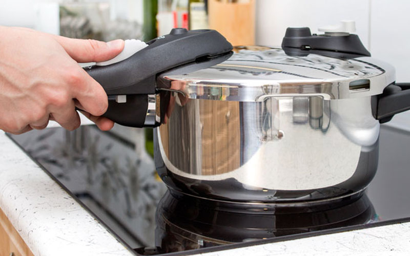 Có nên nấu nồi áp suất trên bếp từ không? Có nên nấu nồi áp suất trên bếp từ không?