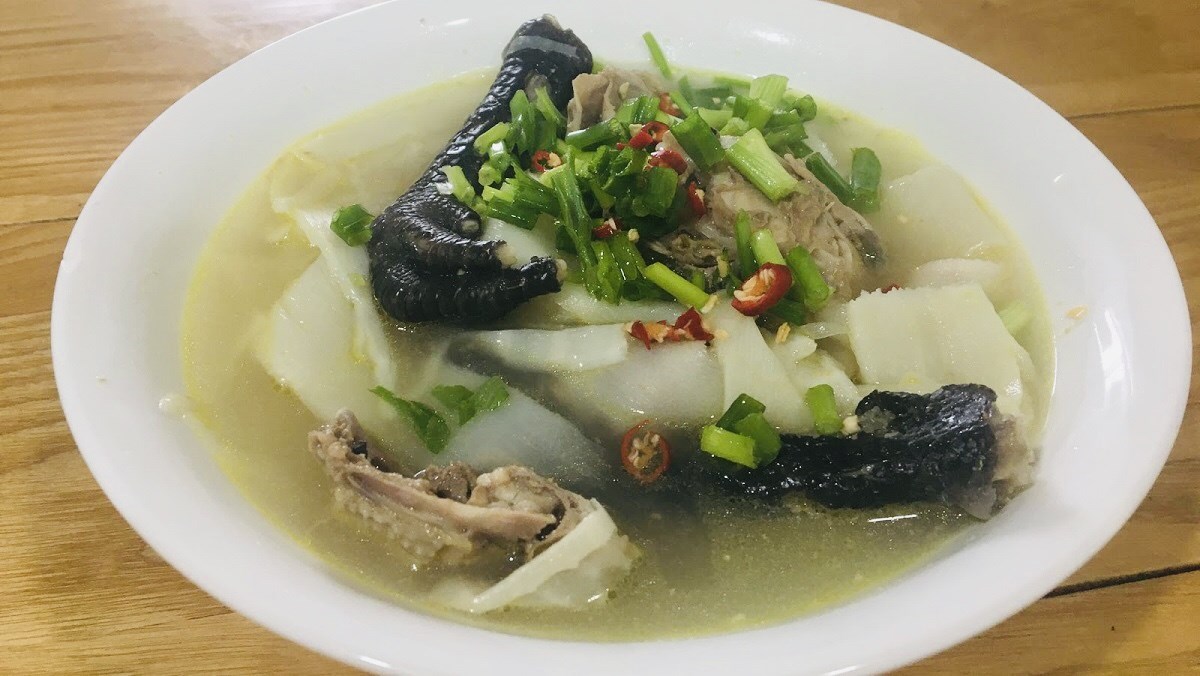 s127639554-1200x676-2 Canh gà nấu măng chua