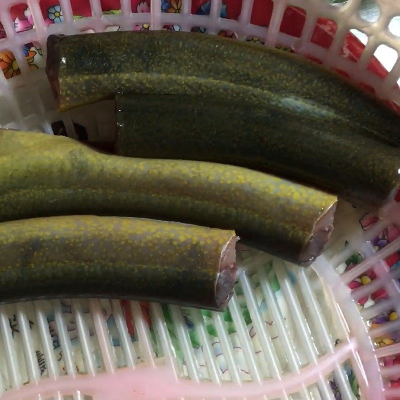 Bước 1 Sơ chế lươn Canh chua lươn bắp chuối