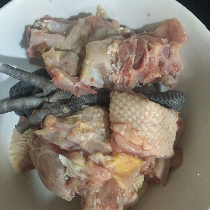 Bước 1 Sơ chế nguyên liệu Canh gà nấu măng chua