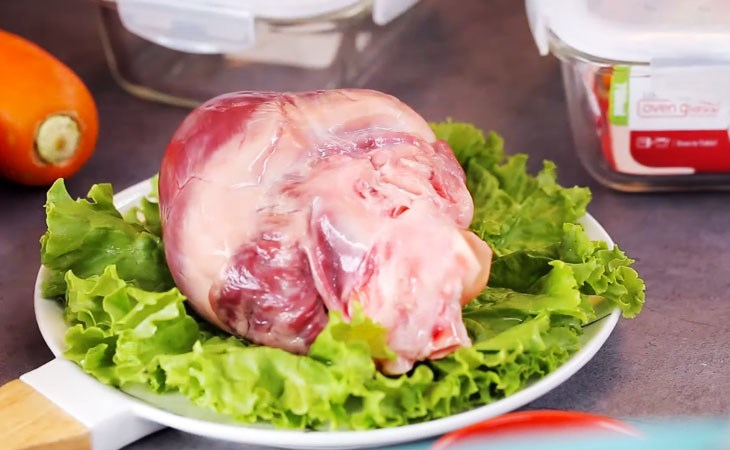 Bước 1 Sơ chế tim heo Tim hầm hạt sen Bước 1 Sơ chế tim heo Tim hầm hạt sen