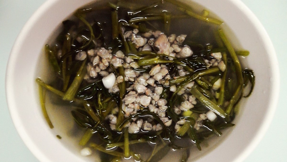 Canh hến nấu rau muống
