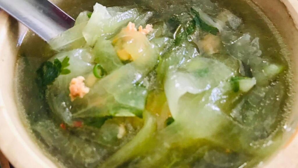 Cách nấu canh dưa hồng nấu tôm ngọt mát, lạ miệng đổi món cho bữa cơm