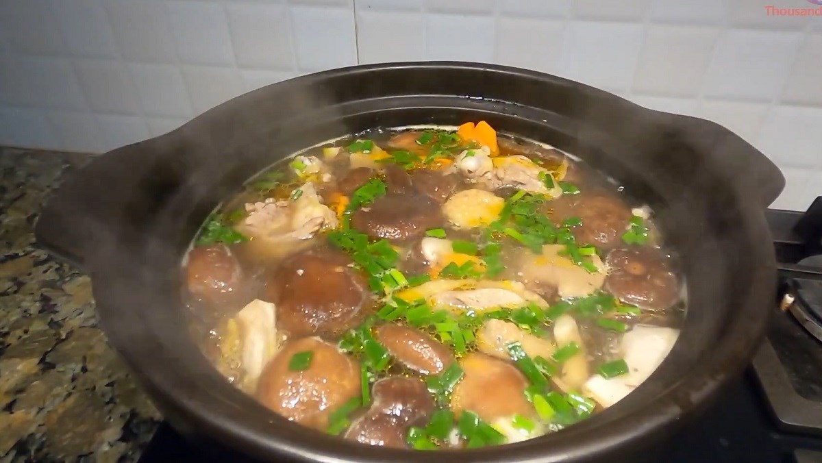 Canh gà nấm hương và kim chi