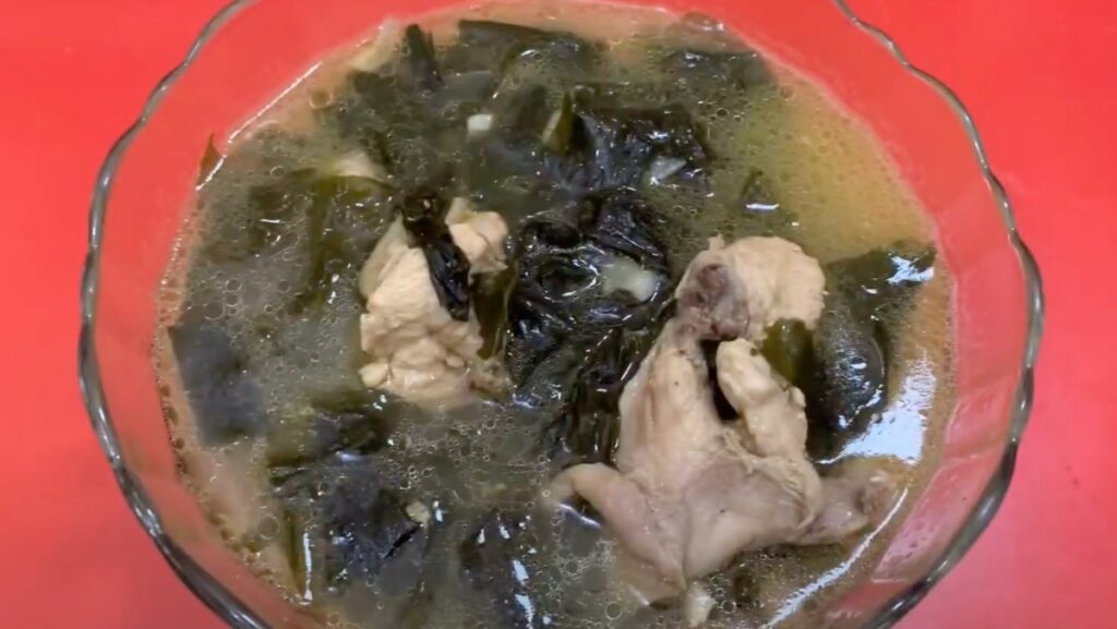 2 cách nấu canh rong biển với trứng gà và thịt gà thơm ngon đơn giản