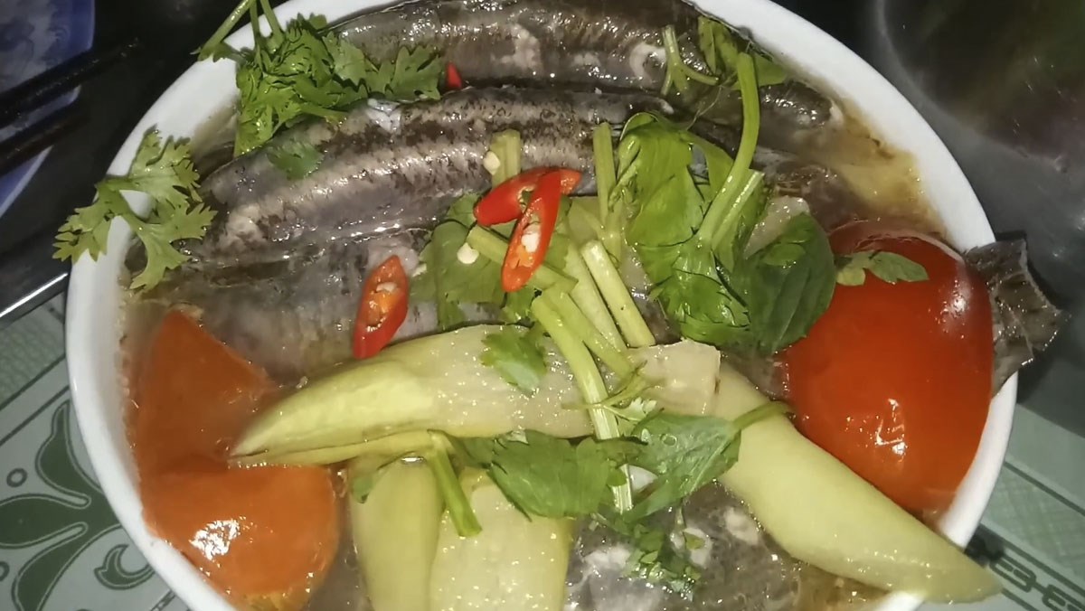 cá chạch nấu canh chua ngon miệng thanh nhiệt