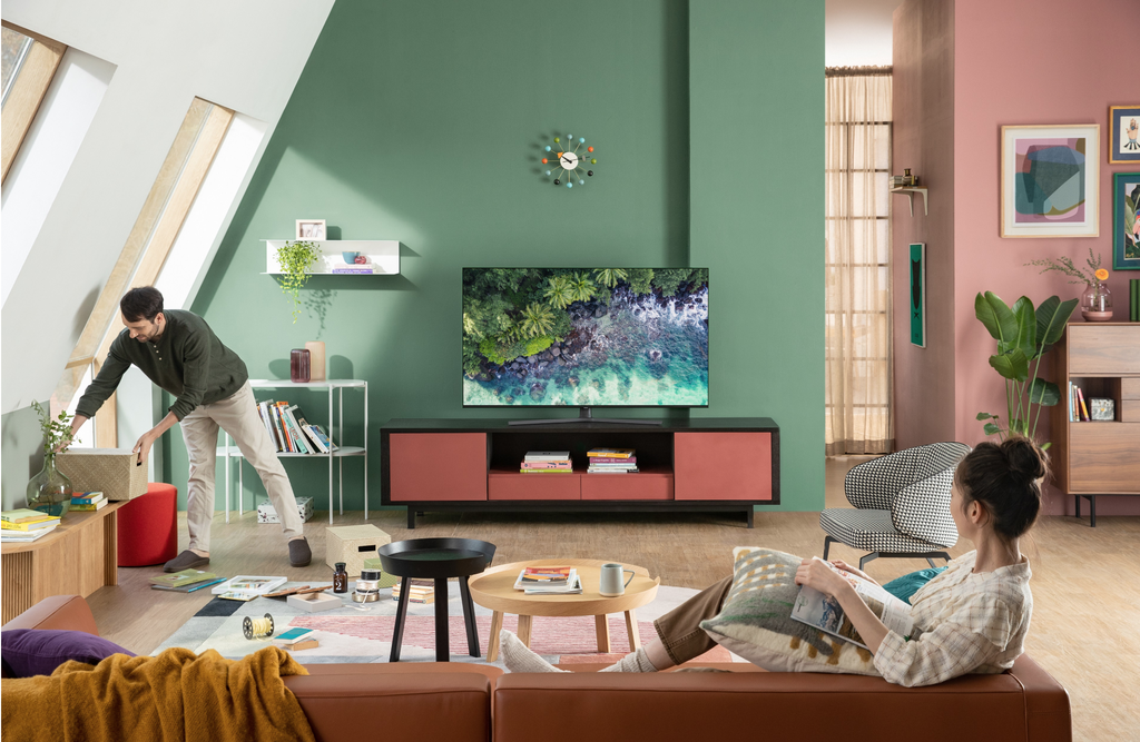 Giữa tivi samsung 65 inch UA65U8000FKXXV với QA65Q8F5AKXXV