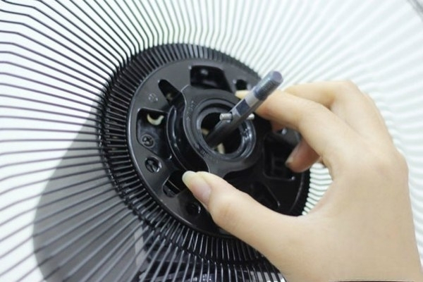 Trục quay bị mòn là nguyên nhân làm cánh quạt bị rơi. Trục quay bị mòn là nguyên nhân làm cánh quạt bị rơi.