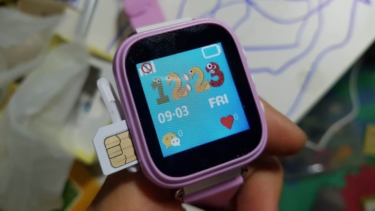 Đồng hồ thông minh trẻ em thường lắp sim ở mặt bên