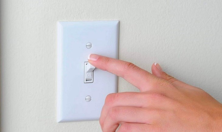 Tắt cầu dao máy lạnh trước khi tiến hành vệ sinh để đảm bảo an toàn