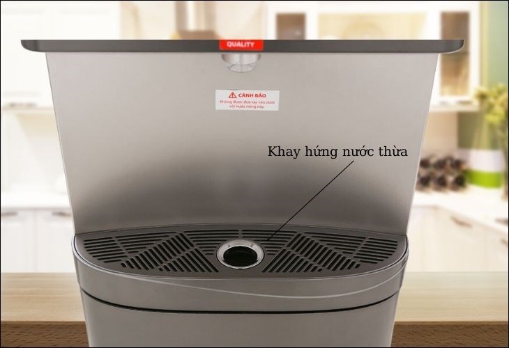 Ưu điểm của cây nước nóng lạnh Toshiba RWF-W1830UVBV(T) 650W là có thiết kế khay hứng nước thừa vô cùng tiện lợi