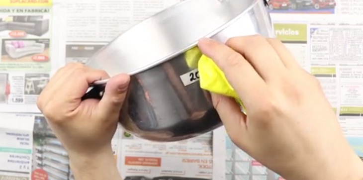 dùng vải thấm dầu để lau lớp keo dính trên bề mặt