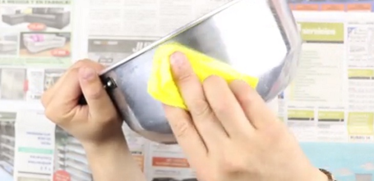 khăn vải lau lại toàn bộ trên bề mặt chất liệu