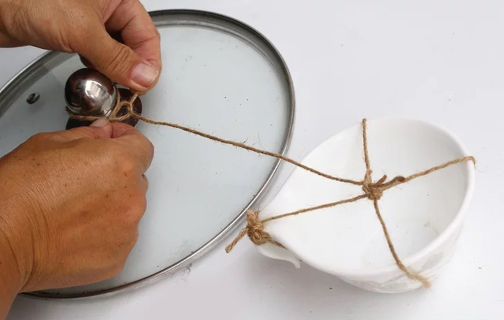 buộc cốc vào nắp