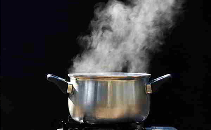 Đun nước cho sôi kỹ. Khi bong bóng bắt đầu nổi lên nghĩa là nước bắt đầu sôi, tiếp tục đun thêm khoảng 5 - 10 phút