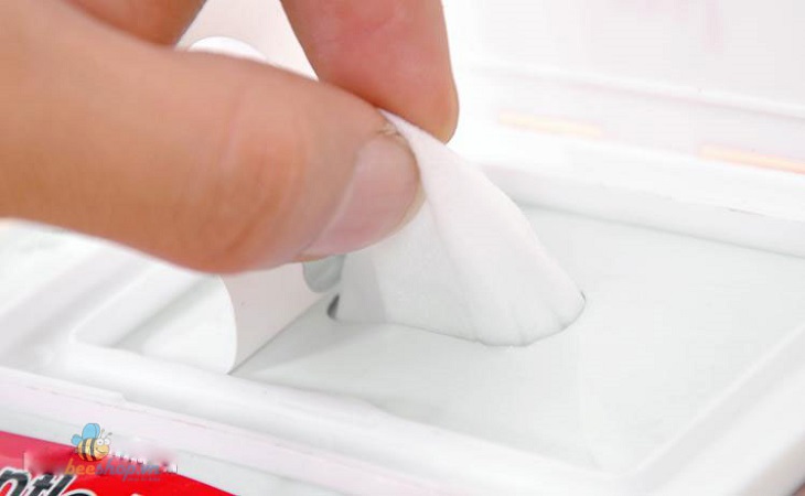 Những ai không dùng keo xịt tóc có thể đánh bật vết son chỉ bằng mẩu khăn lau ướt Những ai không dùng keo xịt tóc có thể đánh bật vết son chỉ bằng mẩu khăn lau ướt