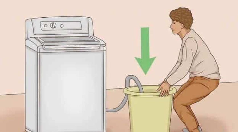 Bạn nên xả nước vào thùng chứa để tránh tình trạng nước tràn ra sàn nhà