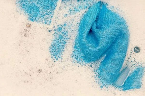 Chương trình giặt ngâm cần nước cho nên việc xả nước là không thể trong chương trình này