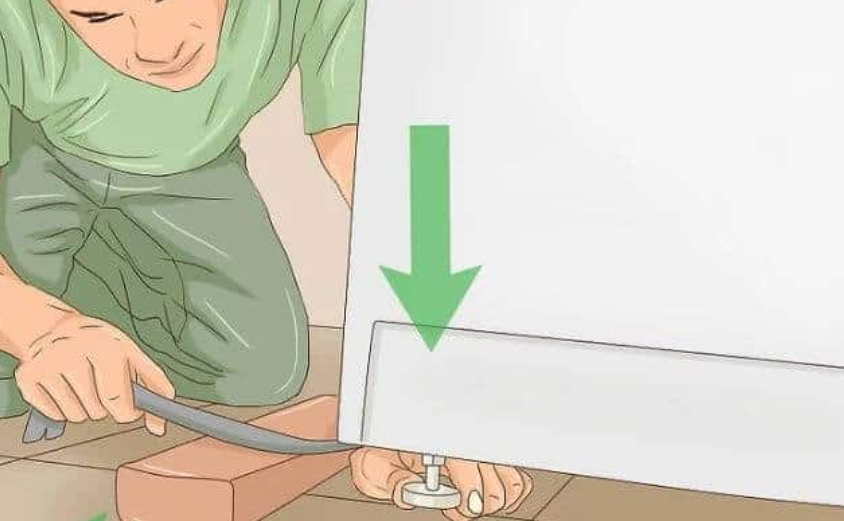 Bạn cần hạ máy giặt xuống và xả phần nước còn tích tụ bên trong.