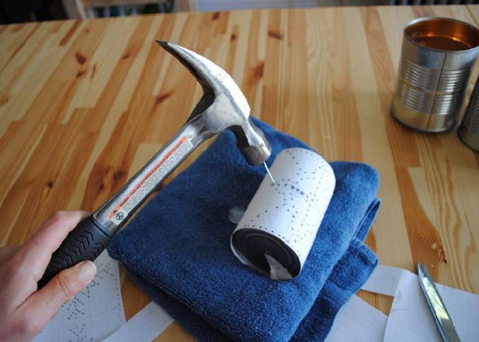 Nên lót một miếng khăn phía dưới cho chiếc lon không bị biến dạng