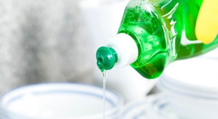 Nước rửa chén hoặc xà phòng có tính tẩy nhẹ Nước rửa chén hoặc xà phòng có tính tẩy nhẹ