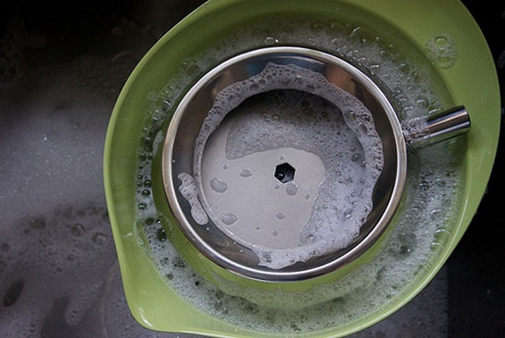 Ngâm xà phòng các bộ phận máy ép Ngâm xà phòng các bộ phận máy ép