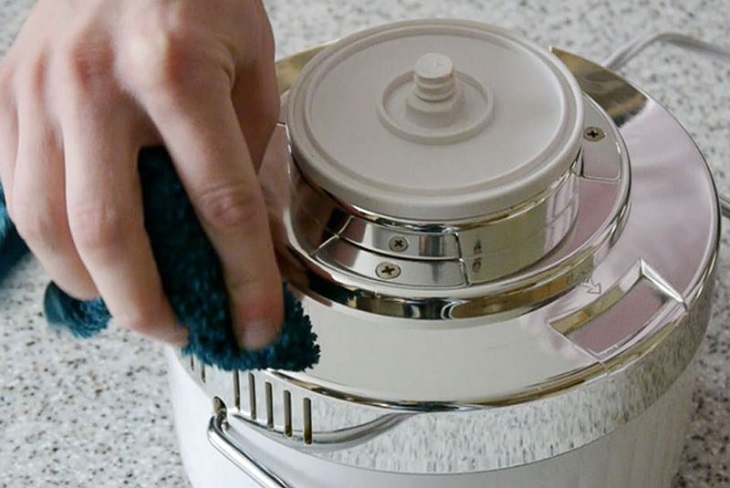 Lau sạch thân máy bằng khăn mềm ẩm Lau sạch thân máy bằng khăn mềm ẩm