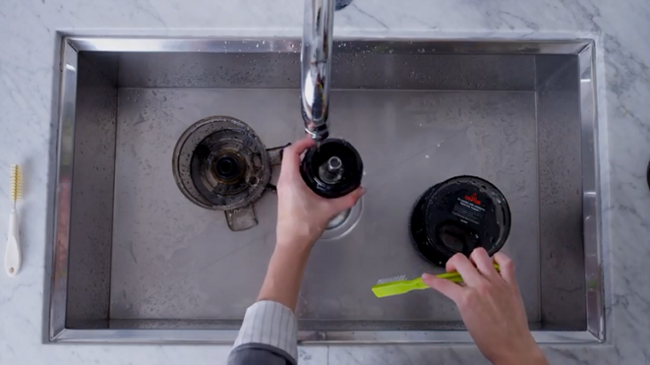 Cọ rửa các bộ phận của máy ép chậm Cọ rửa các bộ phận của máy ép chậm