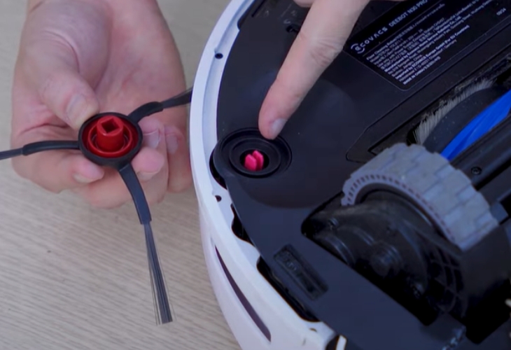 Lắp chổi ven vào robot cho đúng vị trí