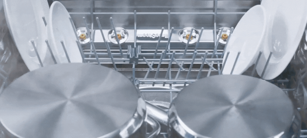 Công nghệ TrueSteam™ trên máy rửa chén độc lập LG LDT14BLA4 giúp làm sạch sâu và diệt khuẩn