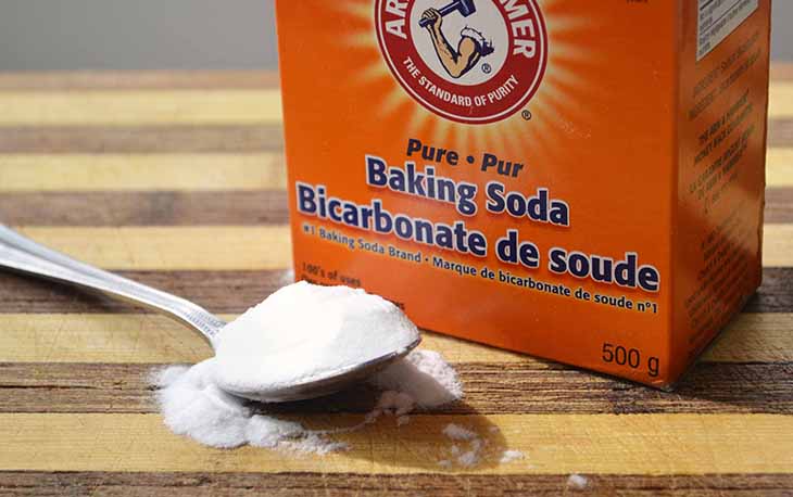 Sử dụng bột baking soda tẩy sạch vết bẩn trên cổ áo Sử dụng bột baking soda tẩy sạch vết bẩn trên cổ áo