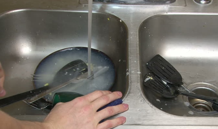 Ngâm nồi chảo trước khi rửa Ngâm nồi chảo trước khi rửa