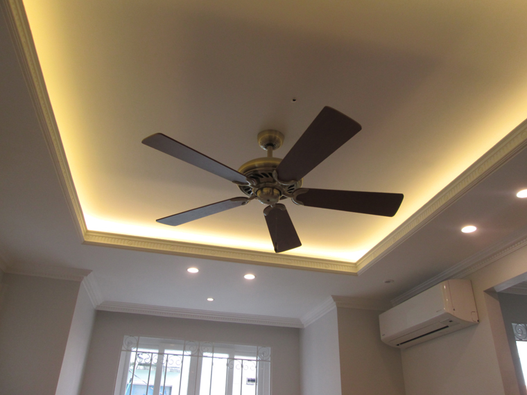 Chạy quạt trần cả ngày để làm mát phòng thay cho máy lạnh