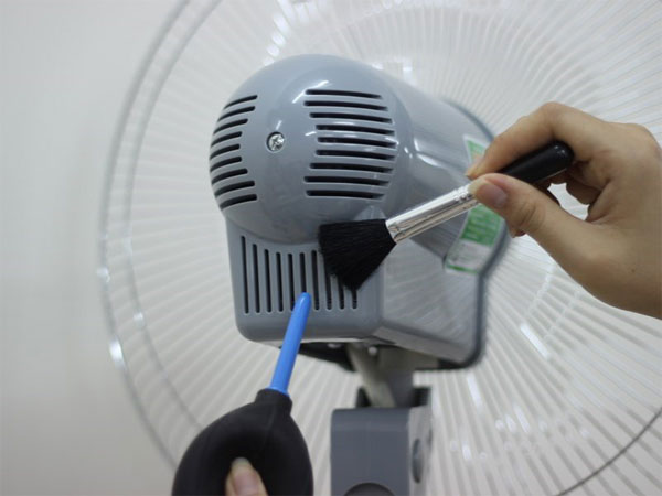 Vệ sinh trên khe tản nhiệt