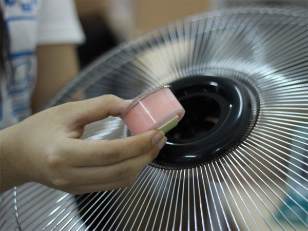 Lấy sáp thơm mới cho vào