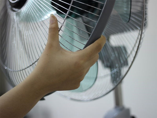 Kéo nhẹ vào khung viền của quạt