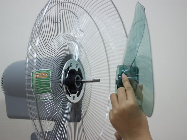 Tháo cánh quạt ra ngoài