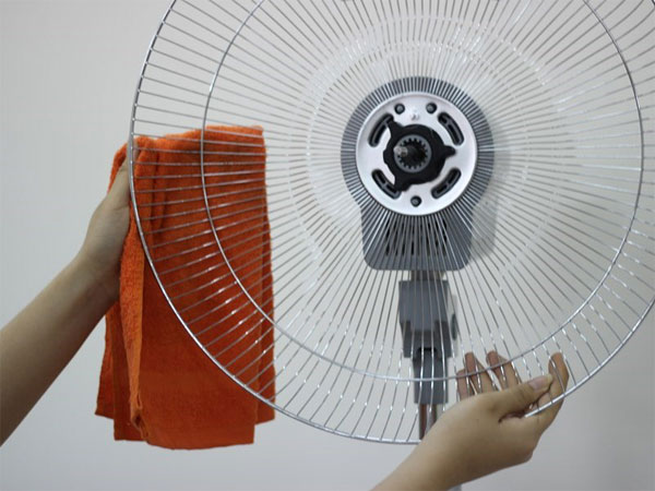 Lau sạch quạt trên lồng sau